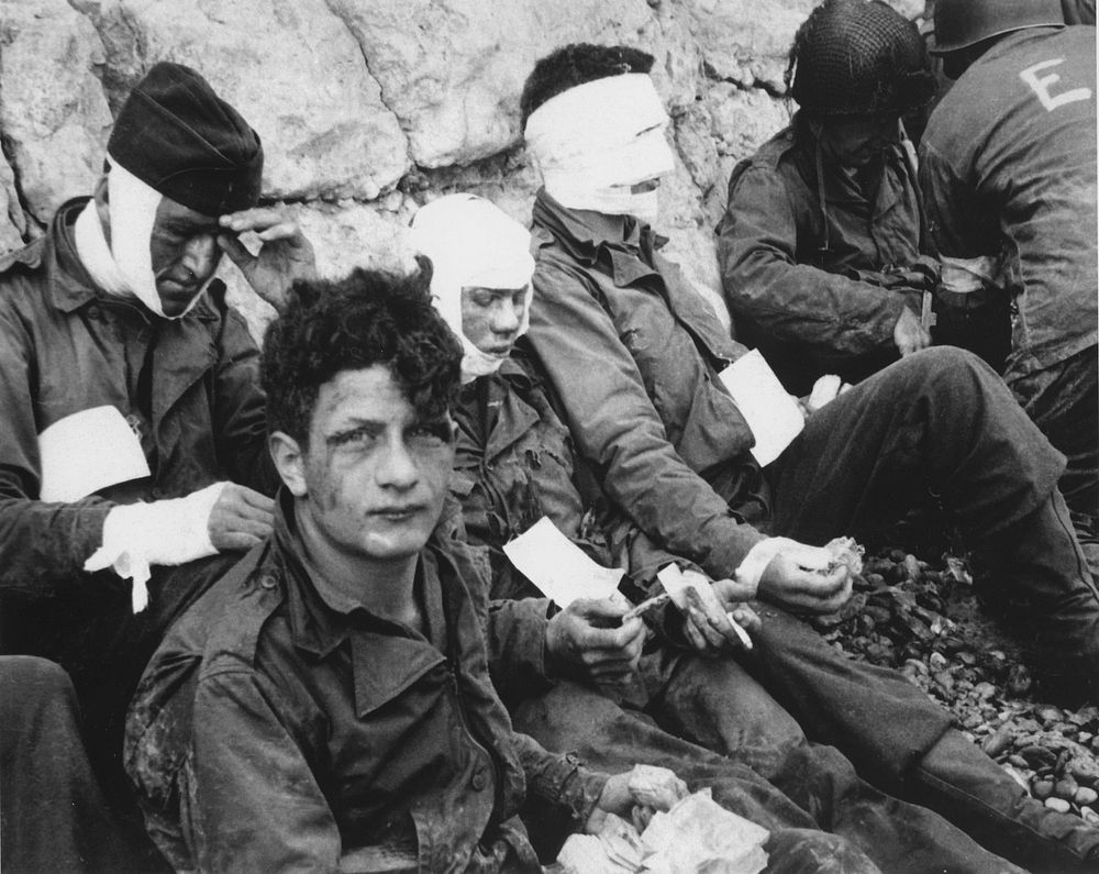 [Soldiers.] [Relief of sick and wounded.] [World War 2. European Theater.] [Scene.] Normandy Evacuation.HD-SN-99-02702.…