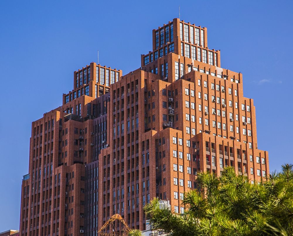 Apartment building, urban architecture. Free public domain CC0 image