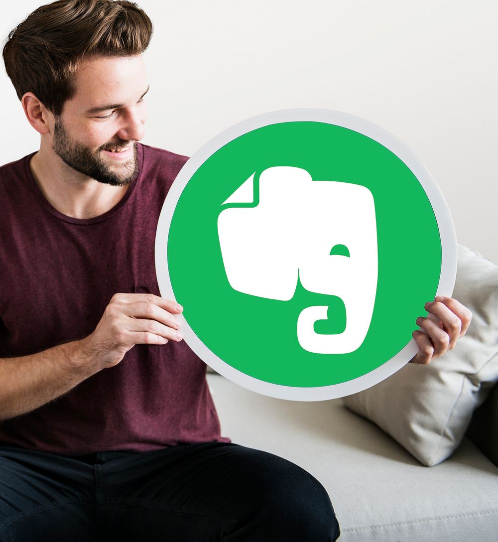 Person holding an Evernote icon