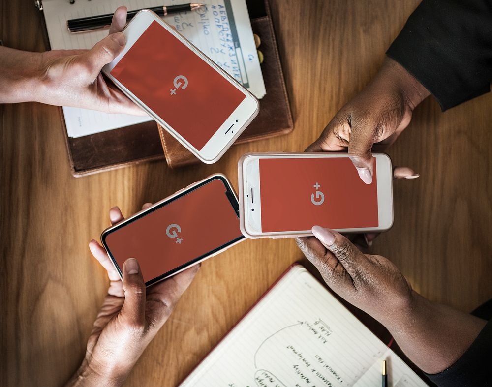 Business people using Google Plus | Free Photo - rawpixel