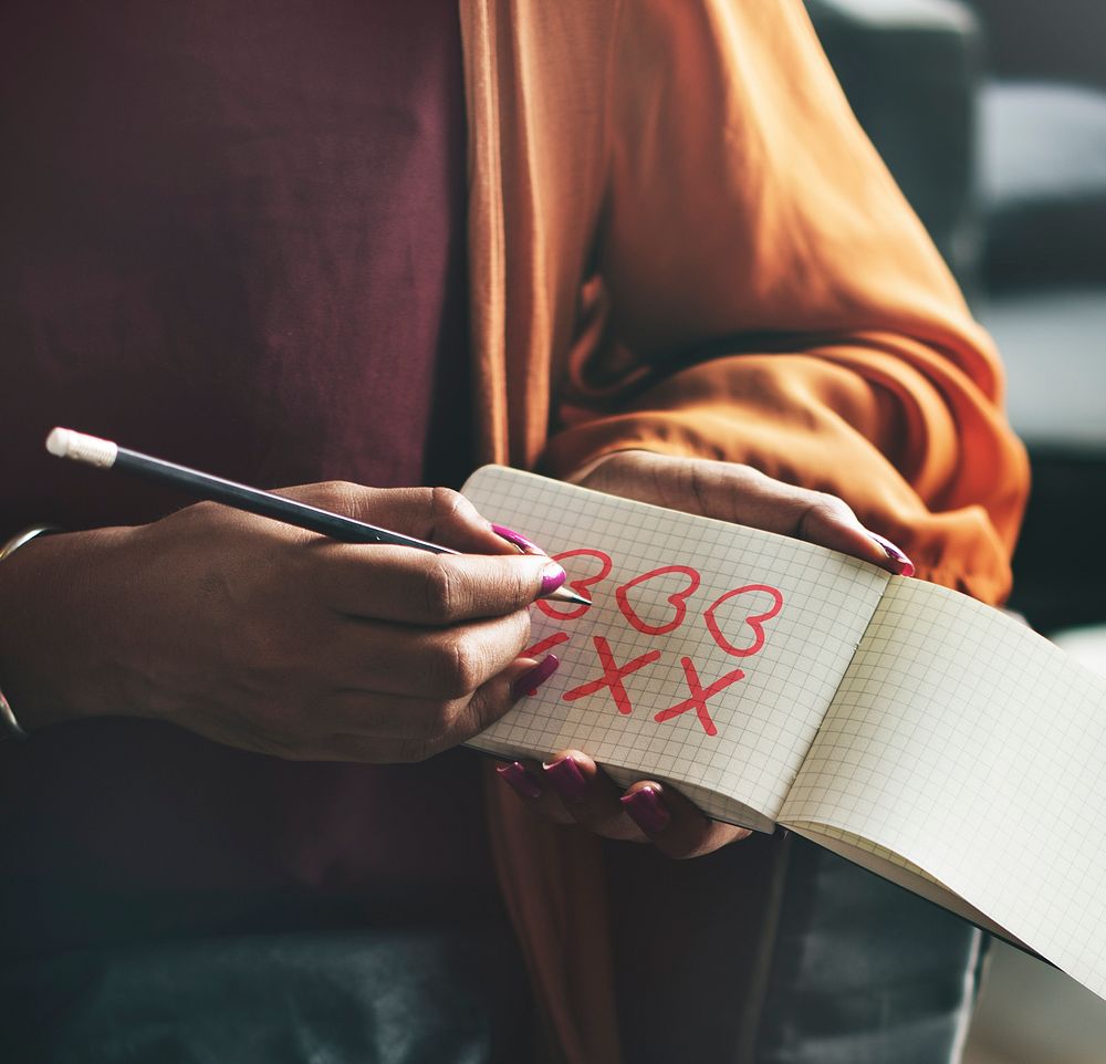 Woman drawing hearts kisses notepad | Premium Photo - rawpixel