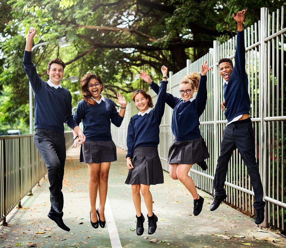 All students wear a uniform. Дресс код Школьная форма. Happy students with uniform. School uniform vs Casual clothes. School Leavers.