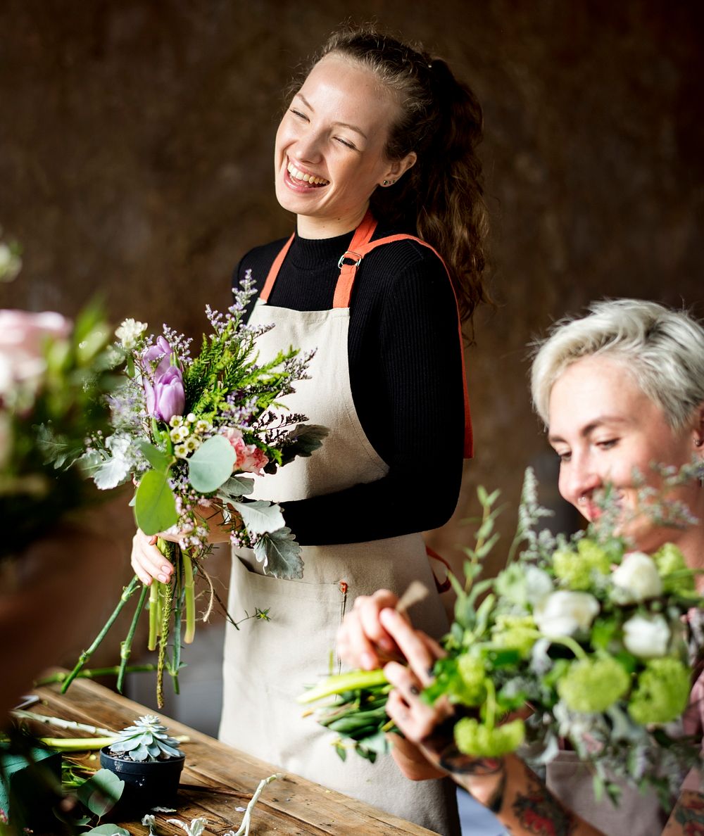 Florist Making Fresh Flowers Bouquet | Premium Photo - rawpixel