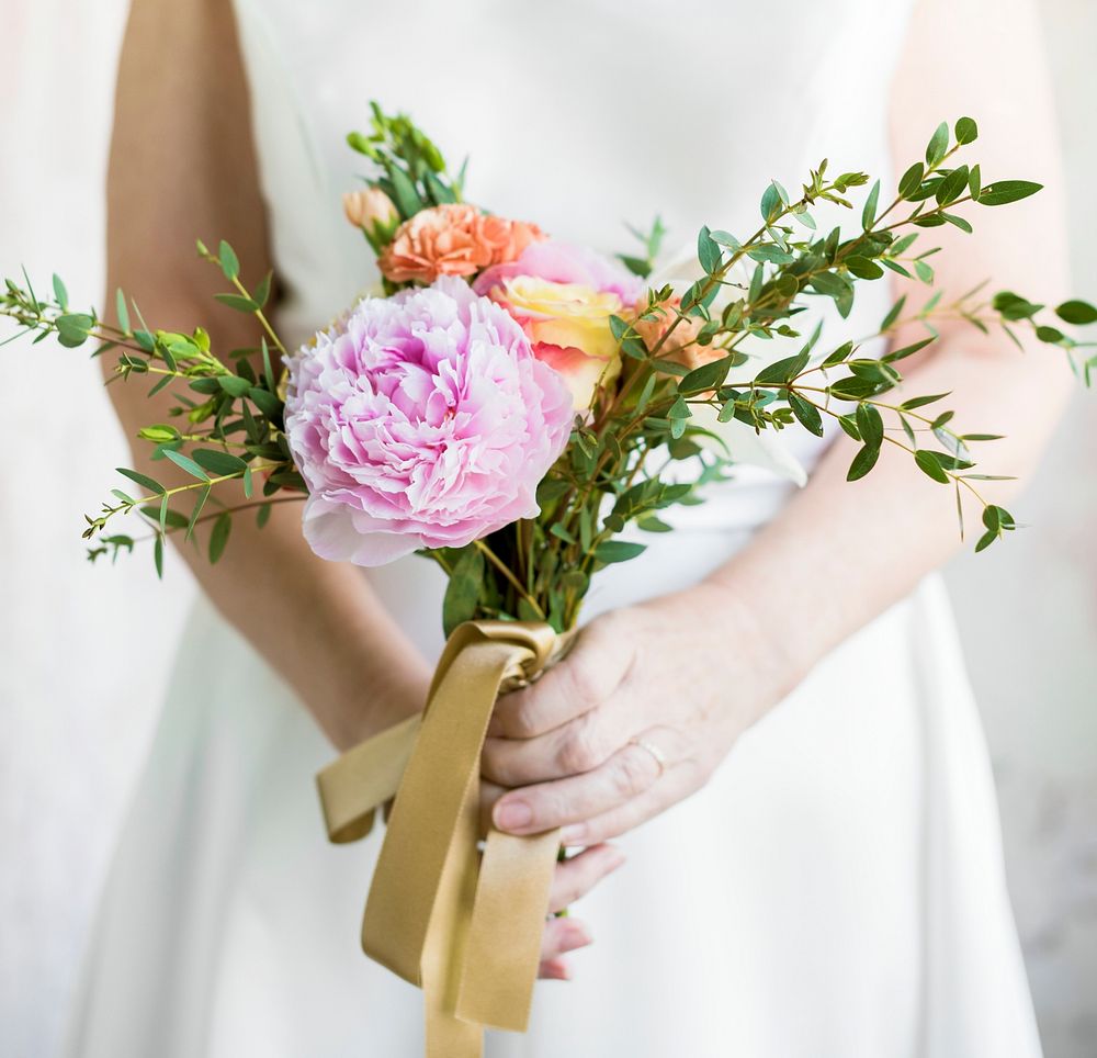 Bride holding a simple bouquet of flower