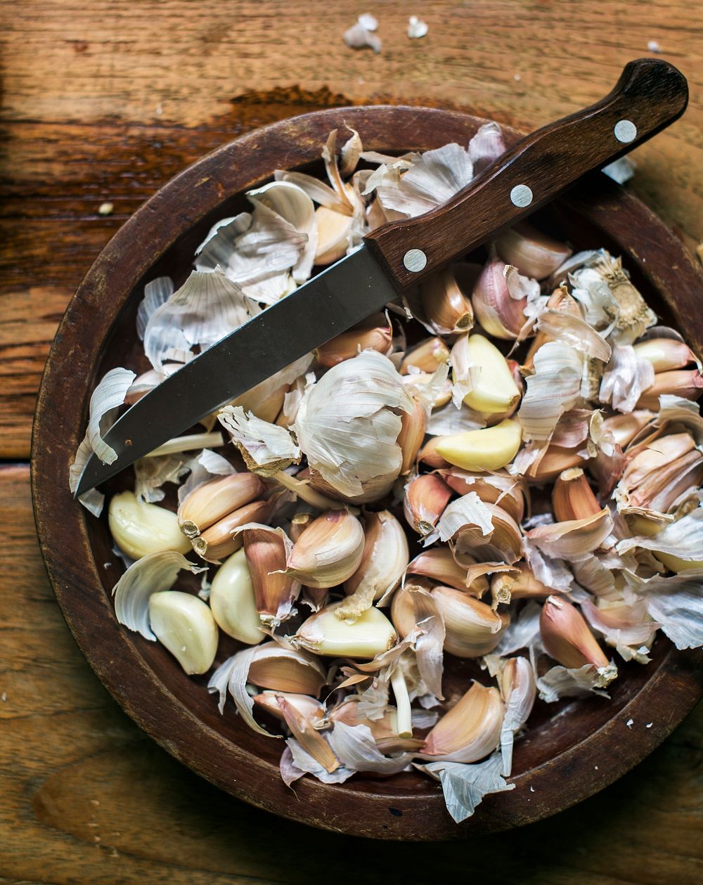Cloves garlic on a wooden plate