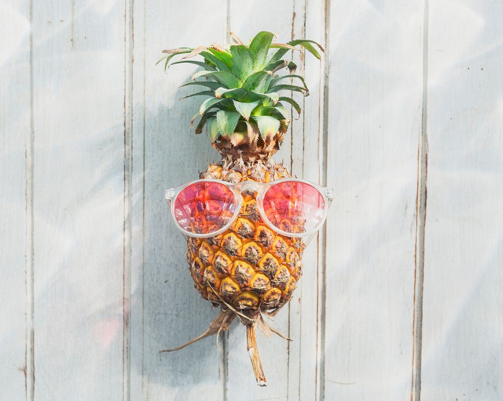 A pineapple with sunglasses