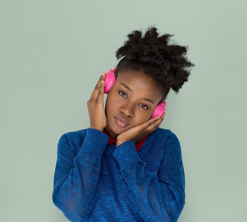 African Descent Female Headphones Smiling | Premium Photo - rawpixel