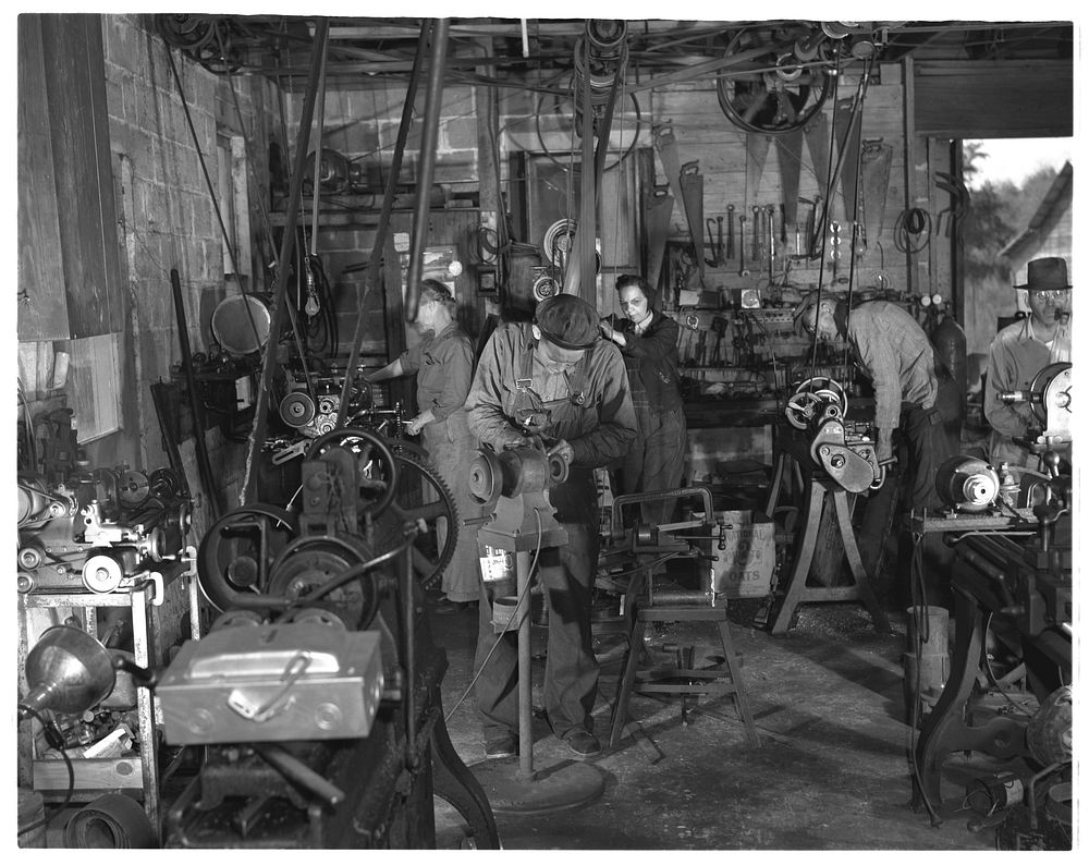 De Land pool. La Roe shop. Interior of the La Roe garage shop at Eustis, Louisiana, showing the precision machines on which…