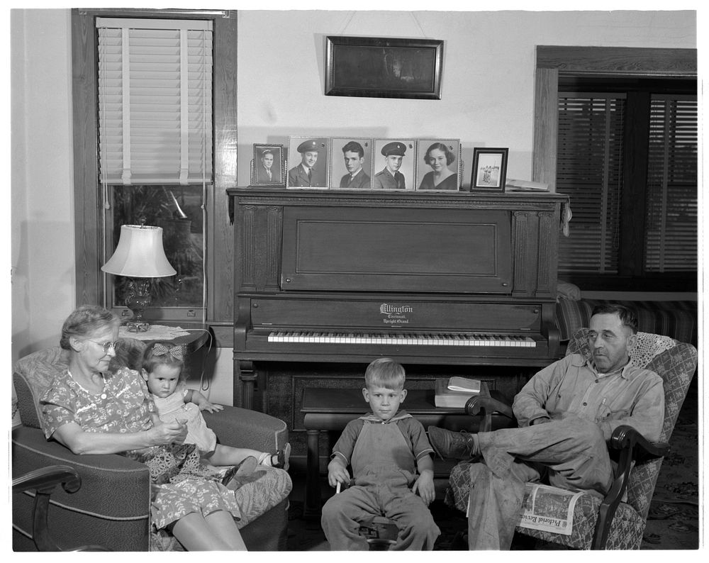 De Land pool. La Roe shop. The La Roe family of Eustis, Florida, after a day's work for the De Land pool. Left is Mrs. La…