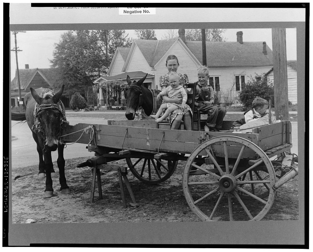 Farmer's family waiting to go home on Saturday afternoon. Enterprise, Alabama. Sourced from the Library of Congress.