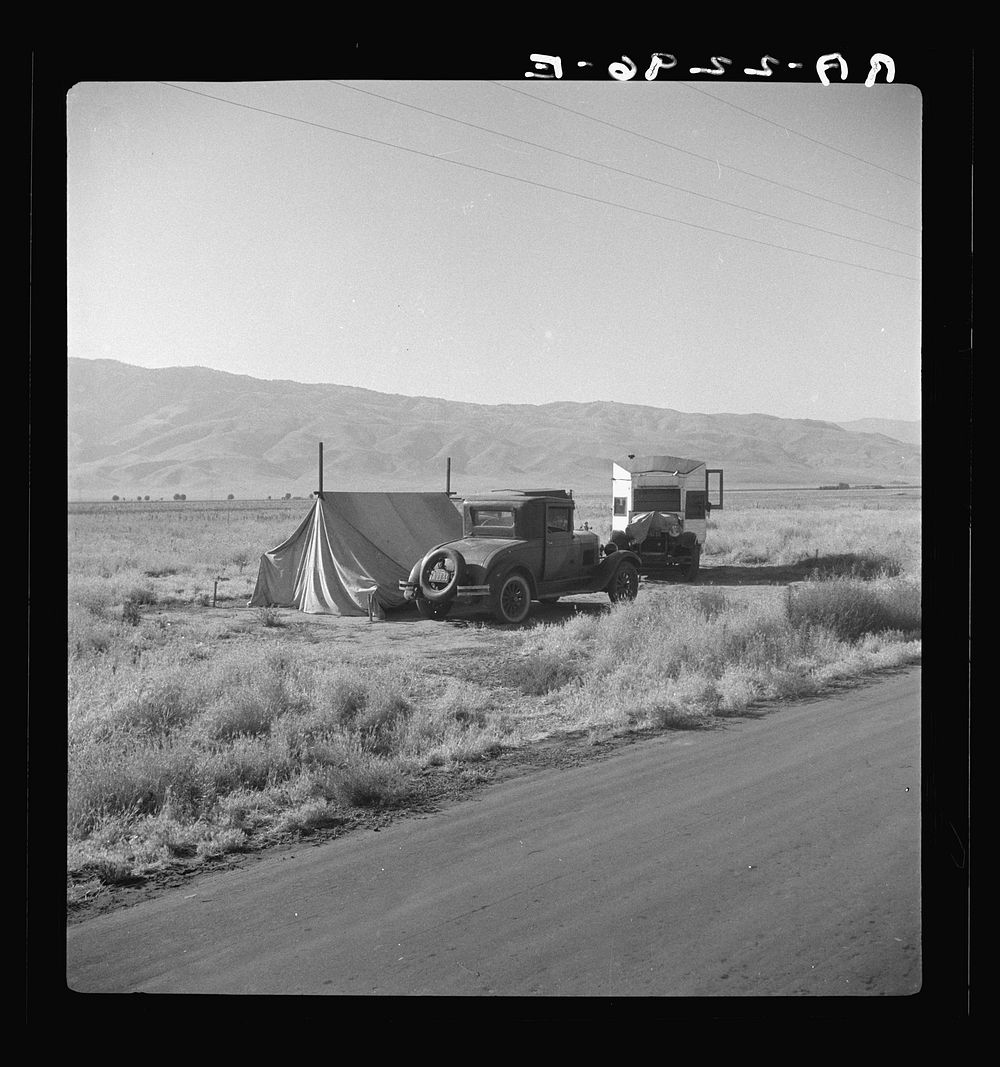 Transient potato workers camping along the highway. Near Shafter, California. Sourced from the Library of Congress.
