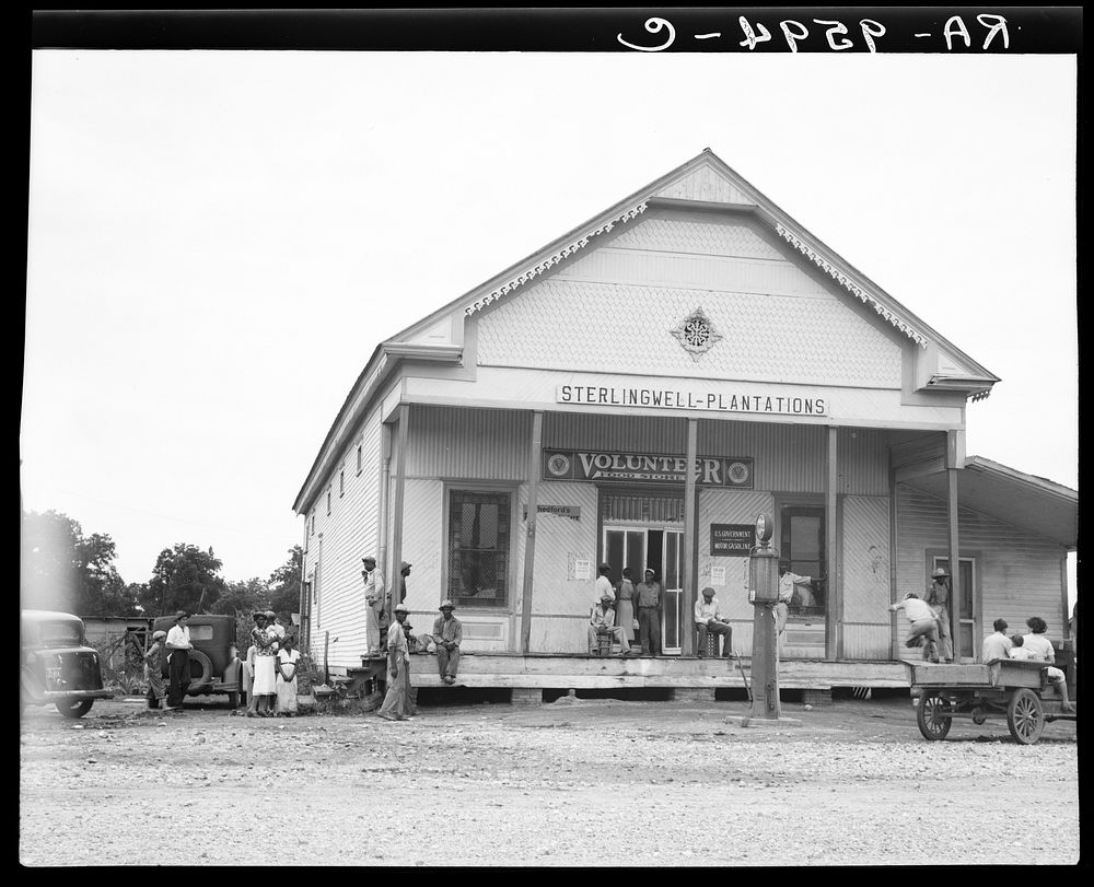 A plantation store near Clarksville, Mississippi. Sourced from the Library of Congress.