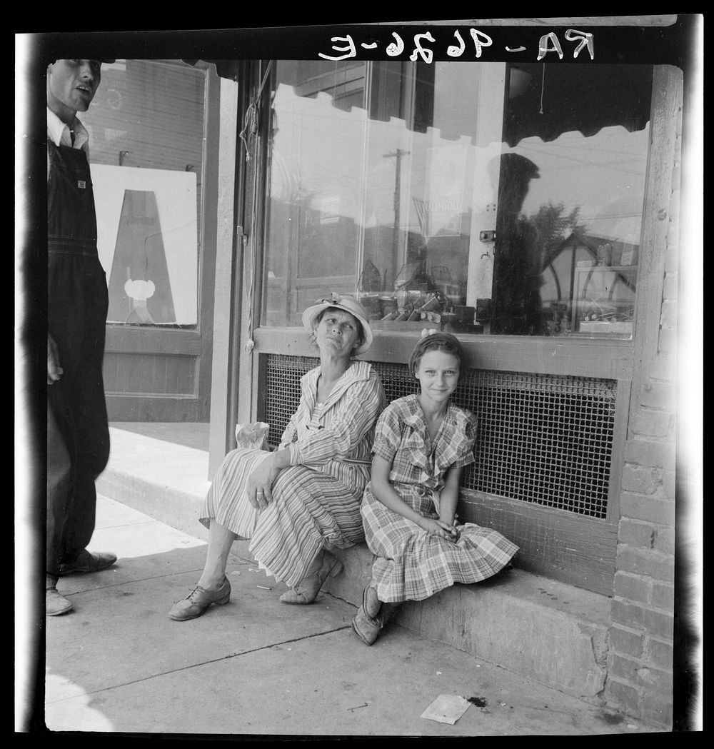 Farm folk spend a day in town. Eden, Alabama. Sourced from the Library of Congress.