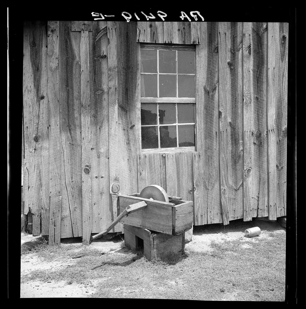 Side of a cotton cabin in Georgia. Sourced from the Library of Congress.