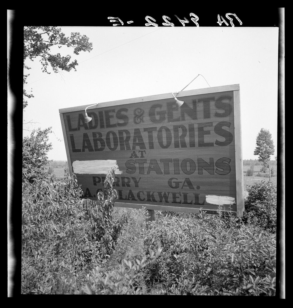 Road sign near Perry, Georgia. Sourced from the Library of Congress.