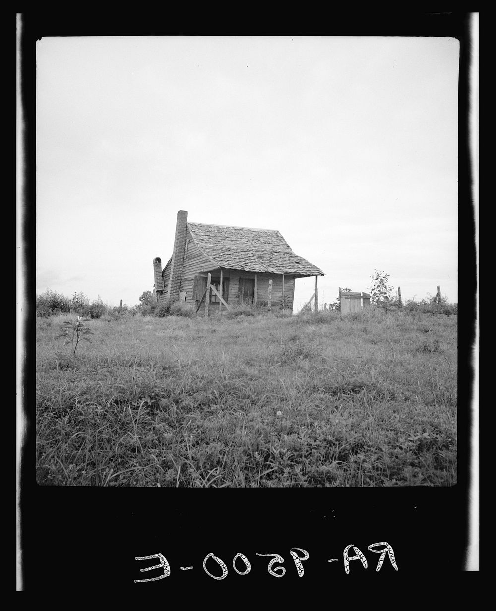 Many cabins of this type are found on the Mississippi Delta. Sourced from the Library of Congress.