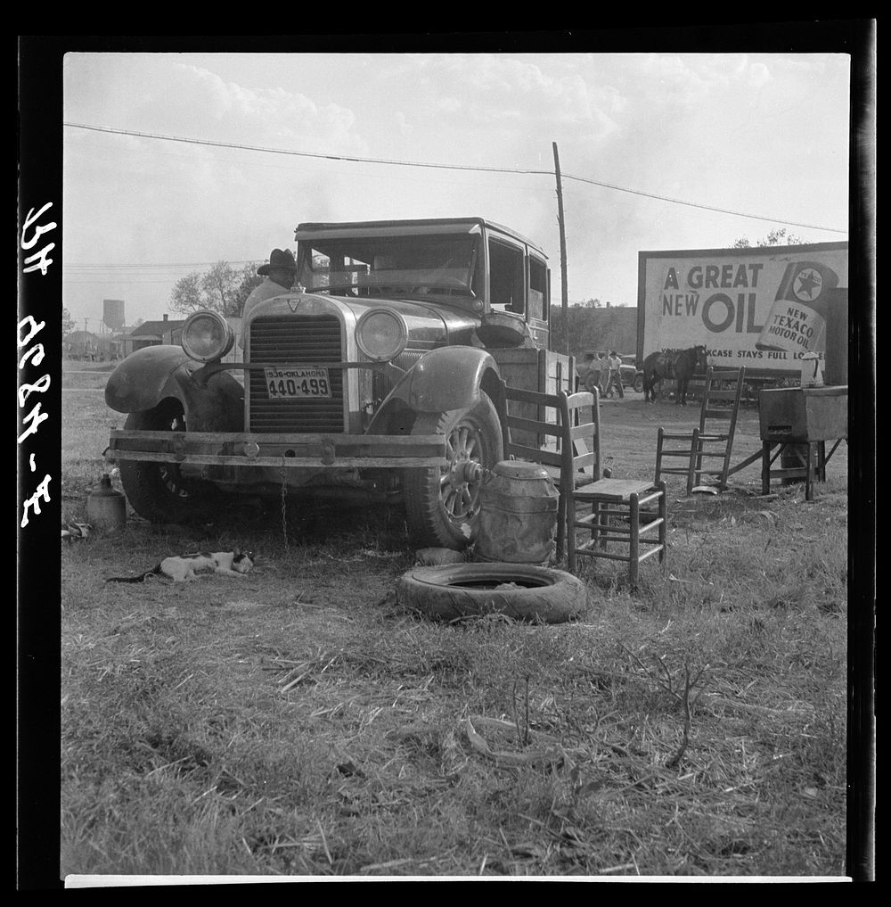 On the move. Wagoner, Wagoner County, Oklahoma. Sourced from the Library of Congress.