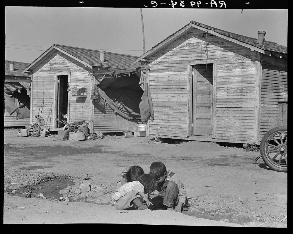Company housing for cotton workers near Corcoran, California. Sourced from the Library of Congress.