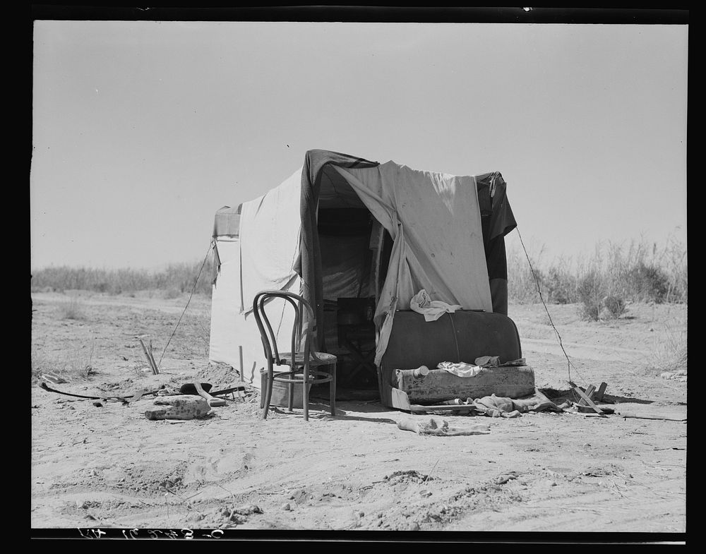 Camp along the roadside. Drought refugees. Imperial County, California. Sourced from the Library of Congress.