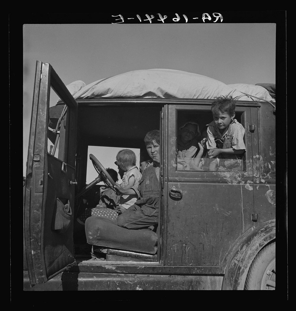 Migrant children from Oklahoma on California highway. Sourced from the Library of Congress.