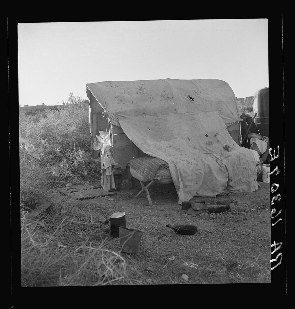Oklahomans encamped on a river bottom near Holtville, California. Sourced from the Library of Congress.