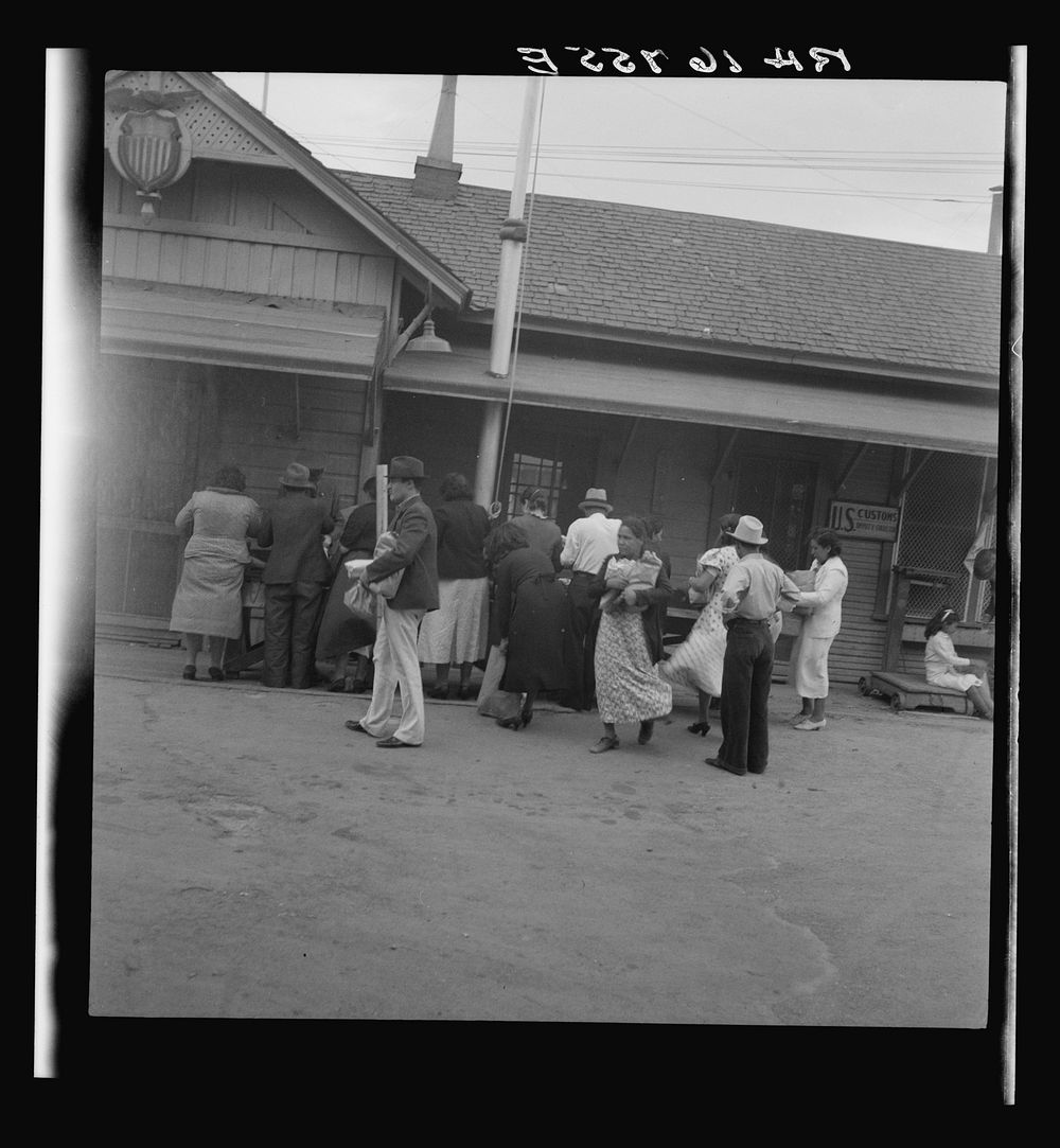 El Paso residents at plant quarantine station. El Paso, Texas. Sourced from the Library of Congress.