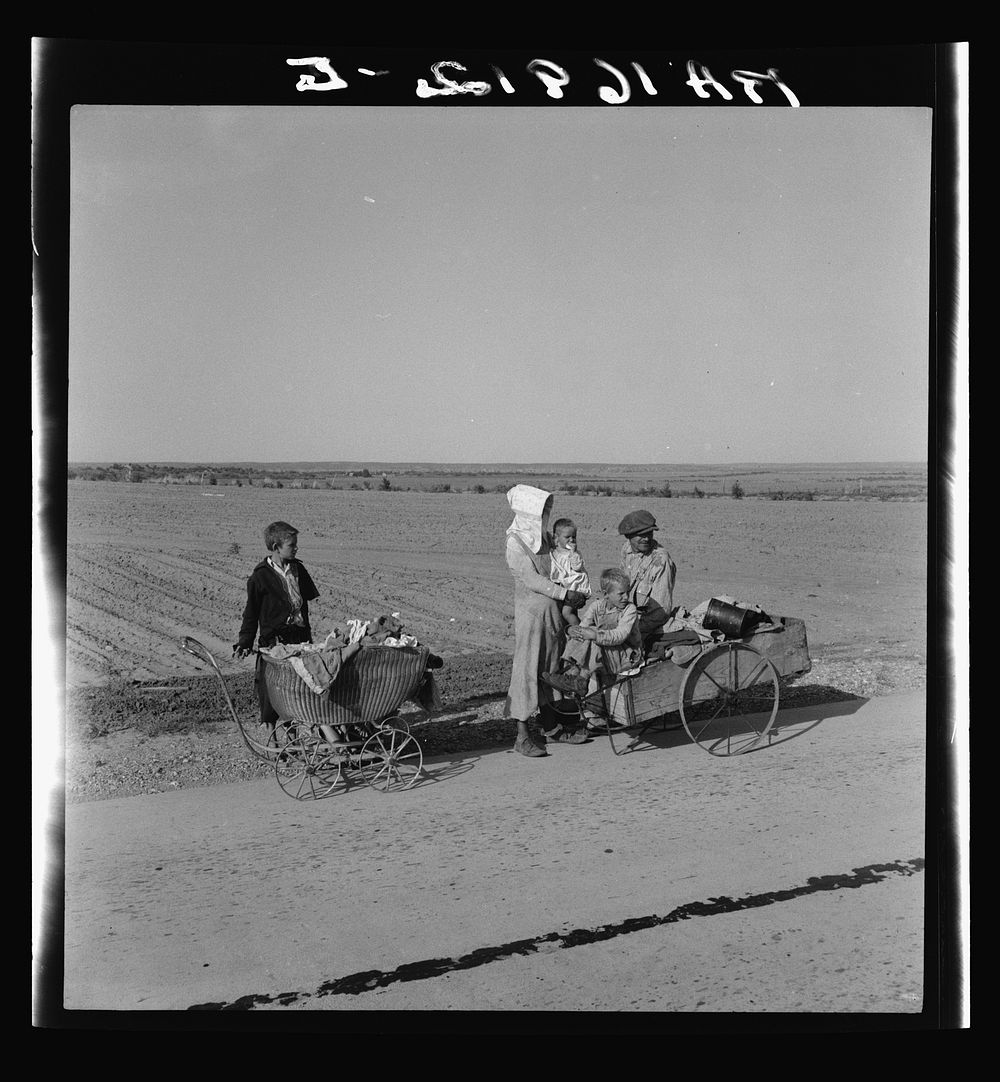 Flood refugee family near Memphis, Texas. Sourced from the Library of Congress.