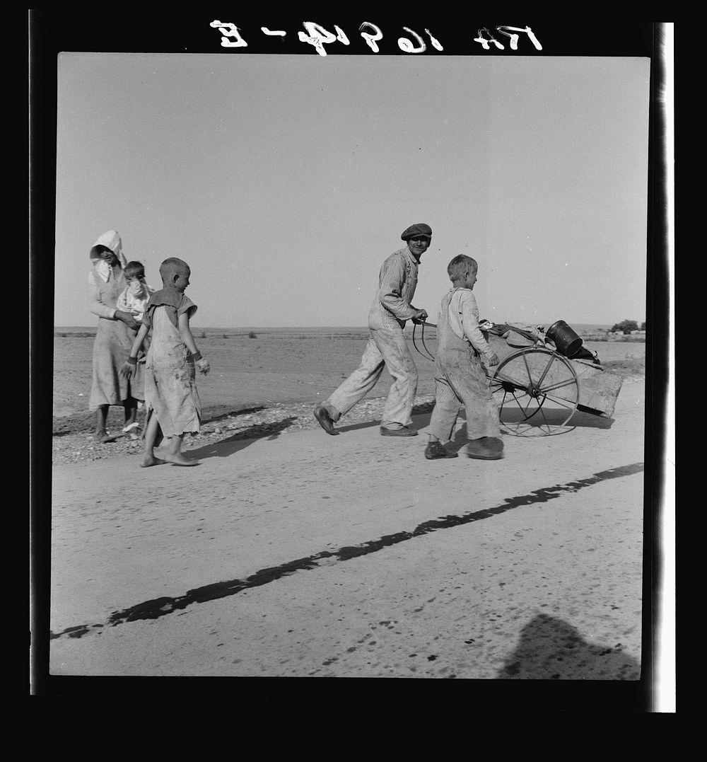 Flood refugee family near Memphis, Texas. Sourced from the Library of Congress.