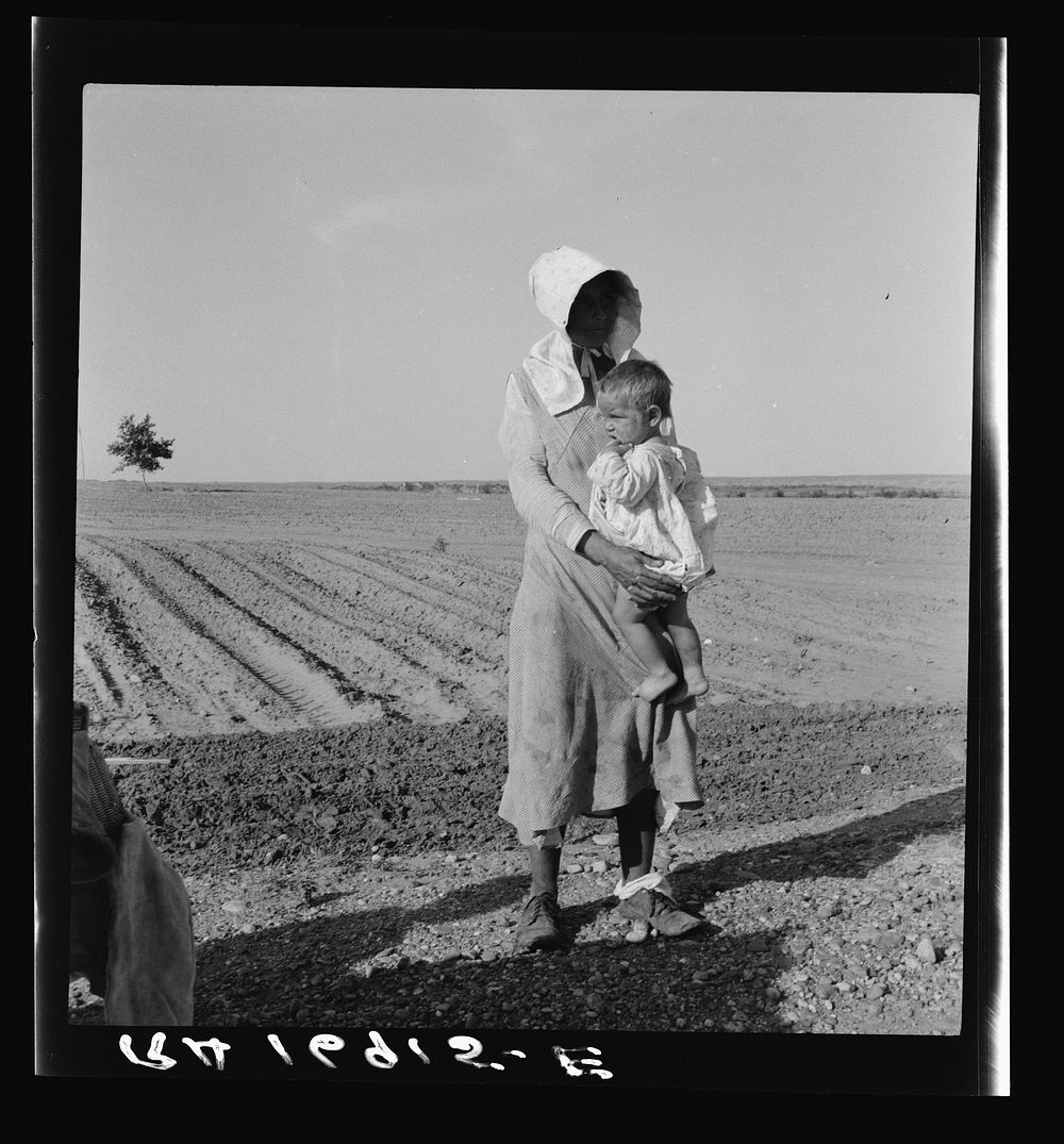 Mother and child of flood refugee family, near Memphis, Texas. Sourced from the Library of Congress.