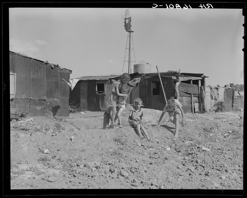 Housing for migratory cotton laborers near Casa Grande, Arizona. Sourced from the Library of Congress.