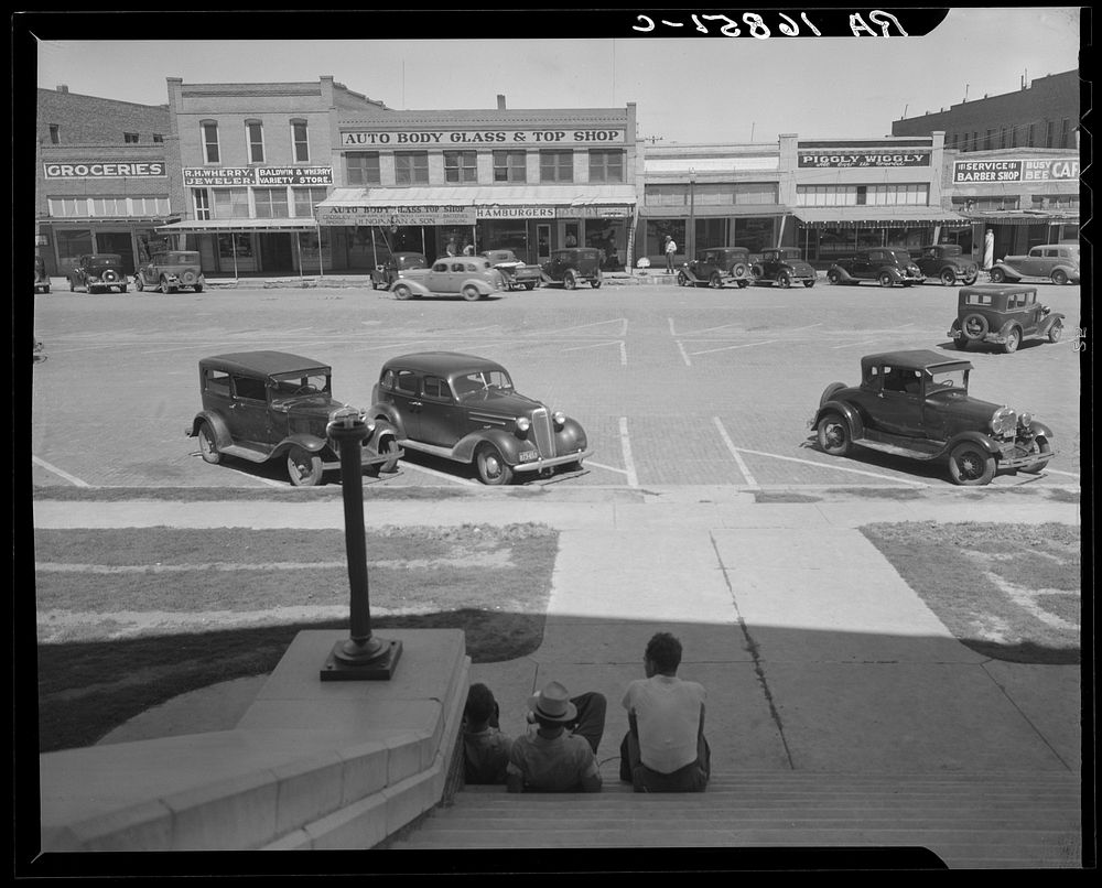 The town square of Memphis, Texas. Sourced from the Library of Congress.