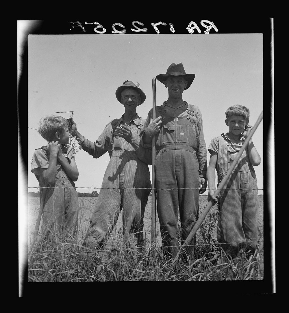 Cotton farmers near Oil City, Oklahoma, day laborers. Carter County, Oklahoma. Sourced from the Library of Congress.