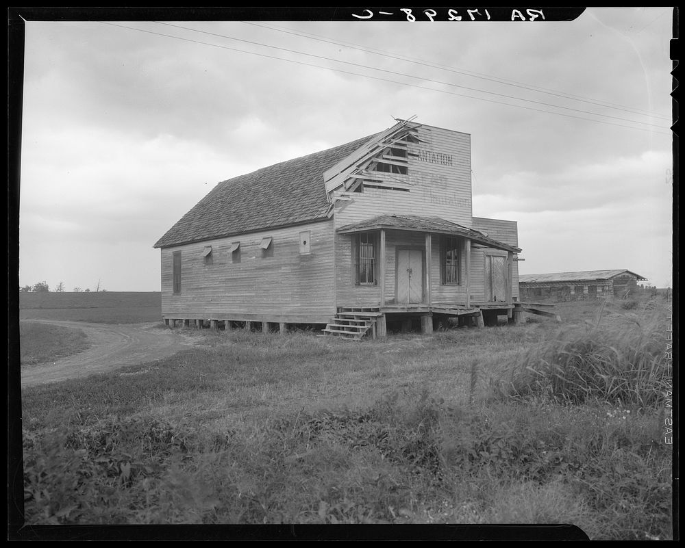 Commissary of the Gold Dust Plantation near Clarksdale, Mississippi. Sourced from the Library of Congress.