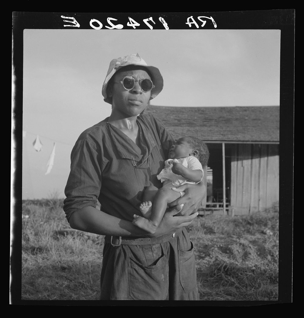 Wife and child of tractor driver. Aldridge Plantation, Mississippi. Sourced from the Library of Congress.