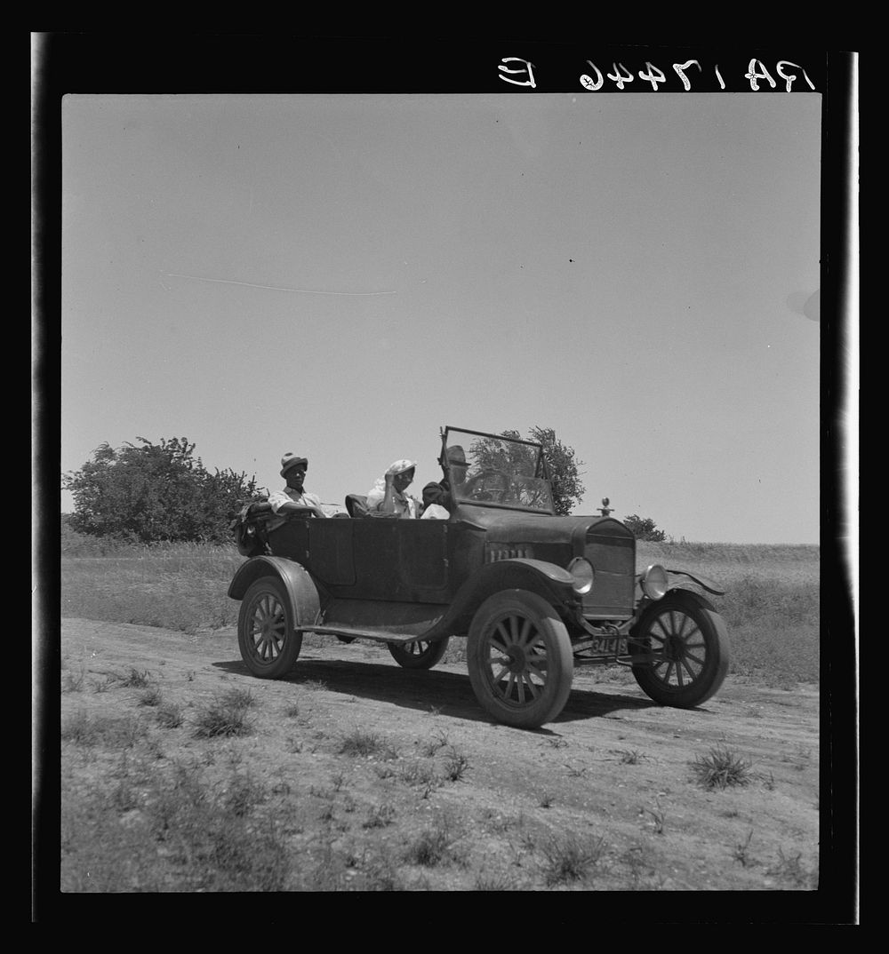  family going to church. Ellis County, Texas. Sourced from the Library of Congress.
