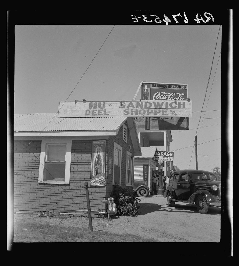 Roadside stand and filling station near Ennis, Texas. Sourced from the Library of Congress.