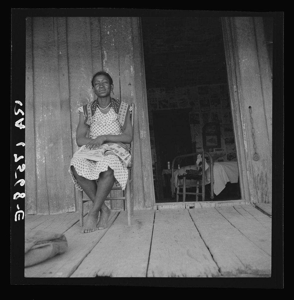 Wife of tractor driver on the Aldridge Plantation. Mississippi. Sourced from the Library of Congress.