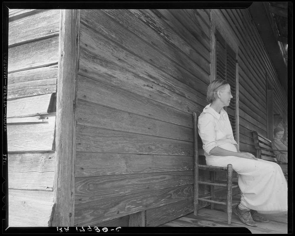 Wife of cotton farmer. Greene County, Georgia. Sourced from the Library of Congress.