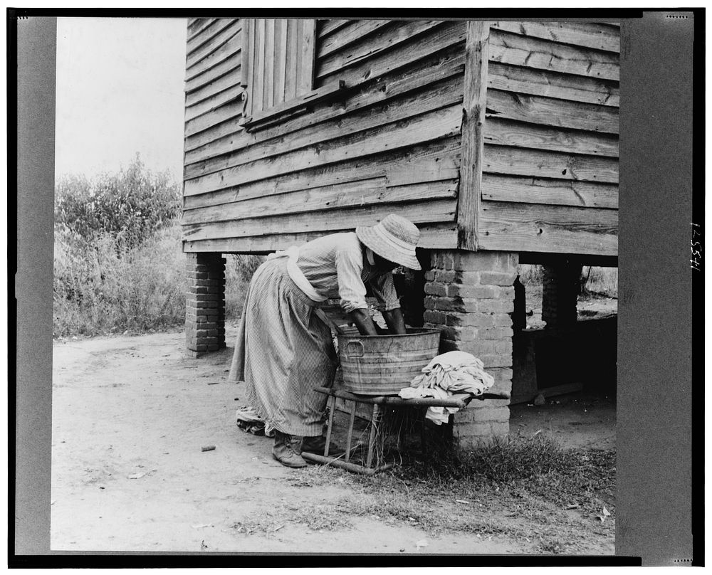 Washing facilities on a Greene County, Georgia, tenant farm. Sourced from the Library of Congress.