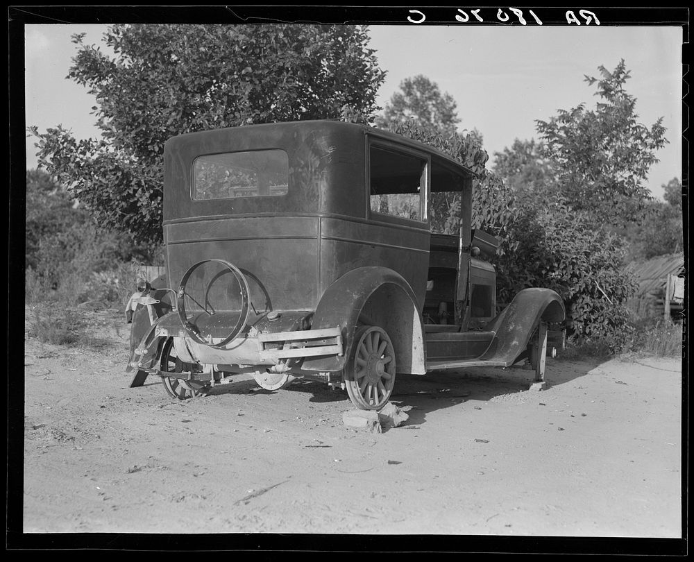 A sharecropper's car near Hartwell, Georgia. Sourced from the Library of Congress.