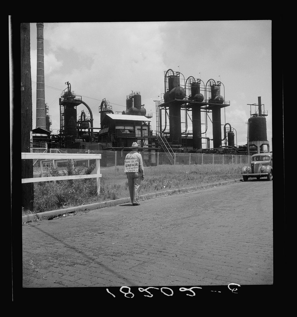 Picket oil plant at Muskogee, Oklahoma by Russell Lee