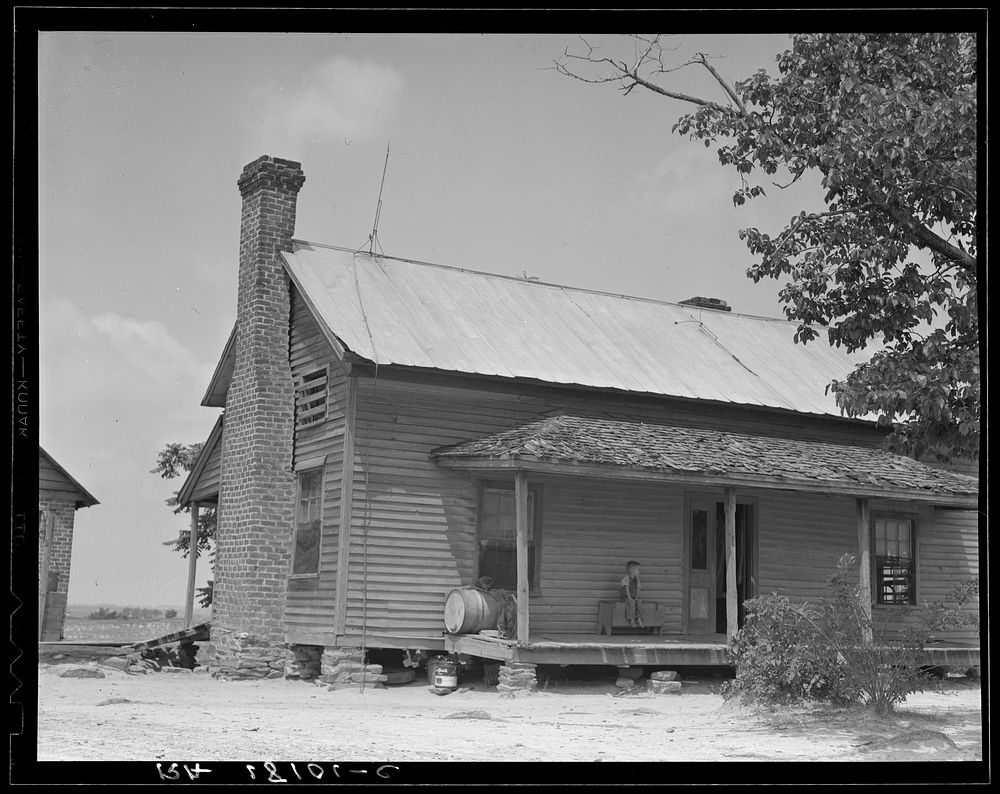 Home of sharecropper family near Chesnee, South Carolina. Sourced from the Library of Congress.