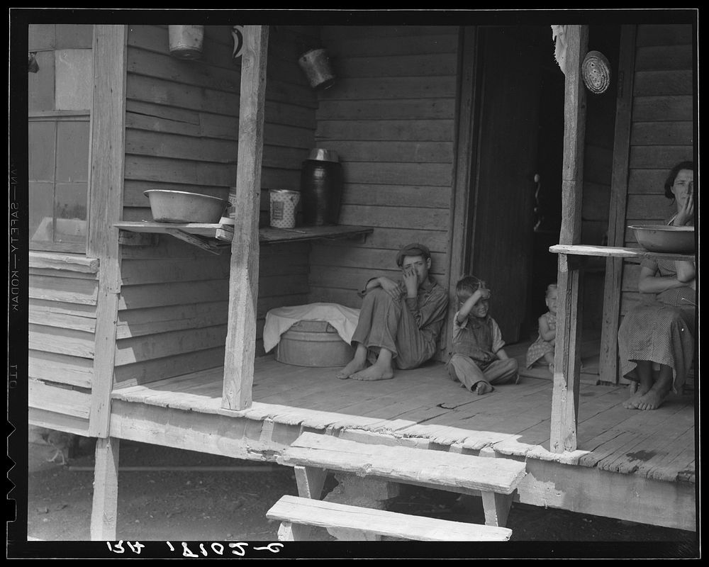 Sharecropper family near Chesnee, South Carolina. Sourced from the Library of Congress.