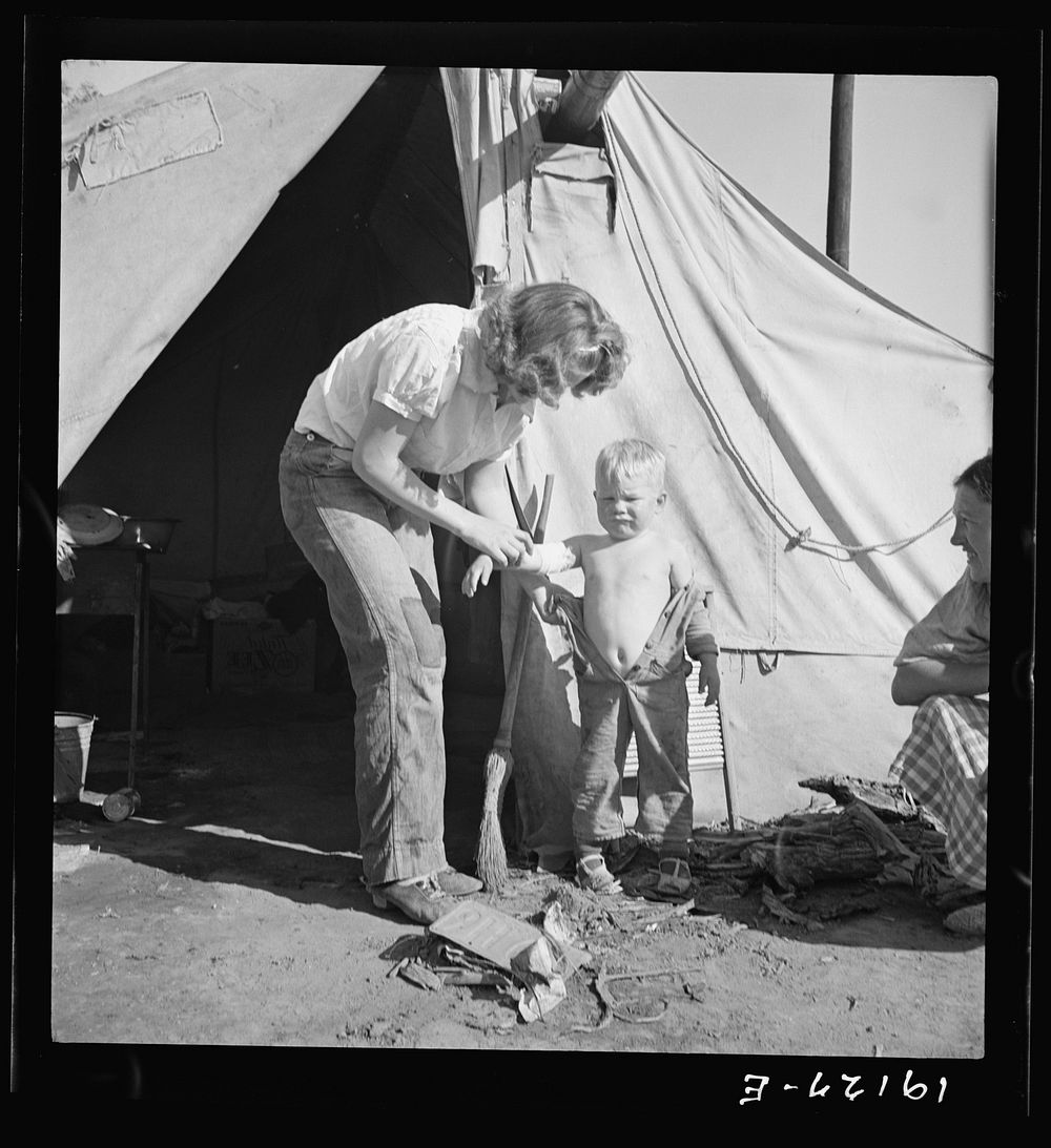 [Untitled photo, possibly related to: In a carrot pullers' camp near Holtville, California]. Sourced from the Library of…