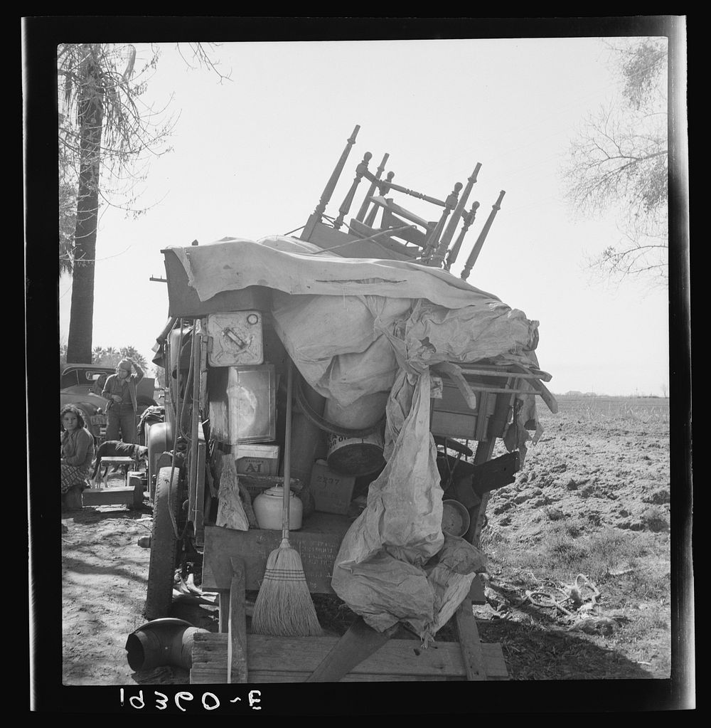 Migrant family outfit on U.S. 99 between Bakersfield, California, and the Ridge. Sourced from the Library of Congress.