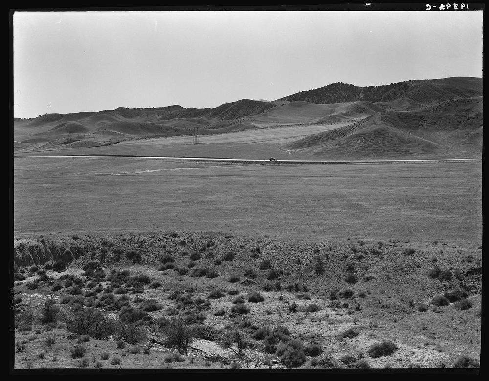 [Untitled photo, possibly related to: U.S. 99 on ridge over Tehachapi Mountains. Heavy truck route between Los Angeles and…