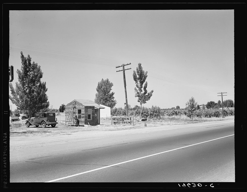 Between Tulare and Fresno, California. (See general caption). Sourced from the Library of Congress.