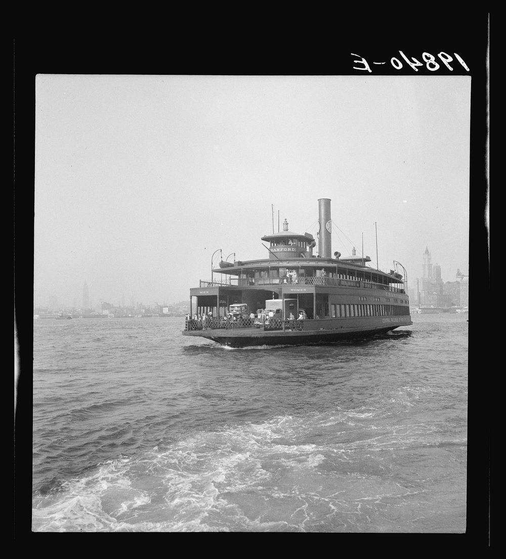 Ferry boats still transport some of the traffic between New York City and Jersey. Sourced from the Library of Congress.