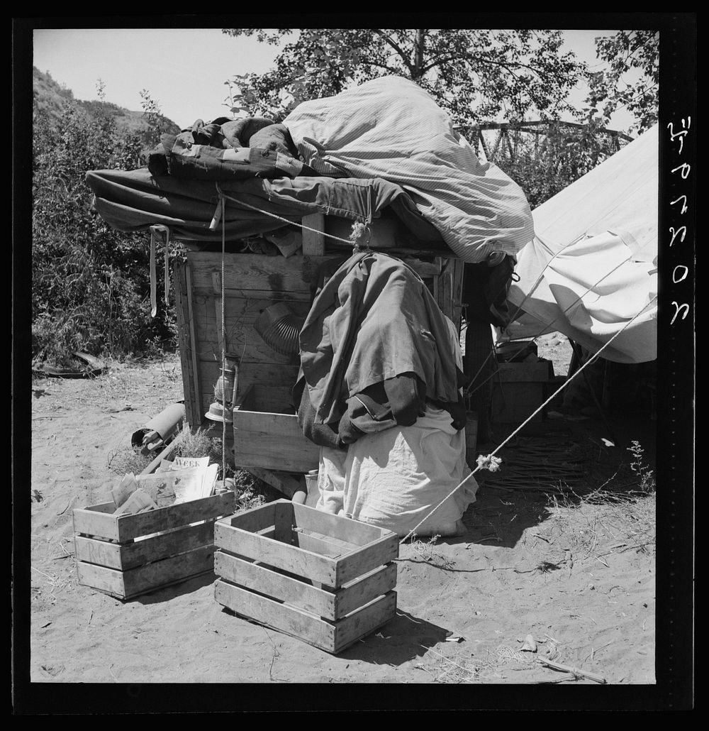 Camp of migratory family from Texas. Washington, Yakima Valley. Sourced from the Library of Congress.