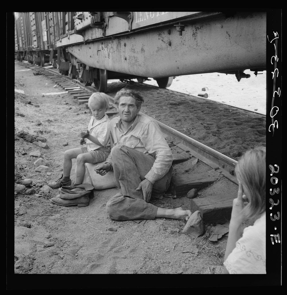 [Untitled photo, possibly related to: His family traveled with him on the freights. Washington, Toppenish, Yakima Valley].…